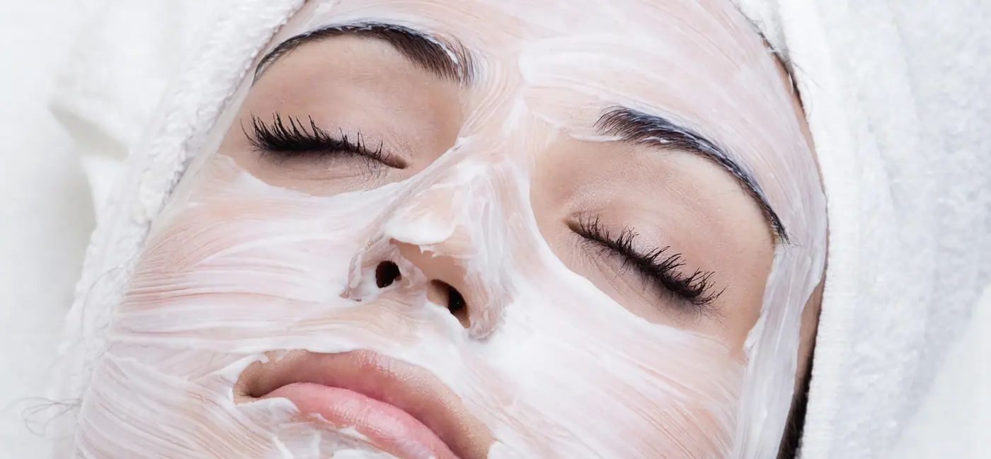 Behandlung mit Maske und Handtuch-Turban