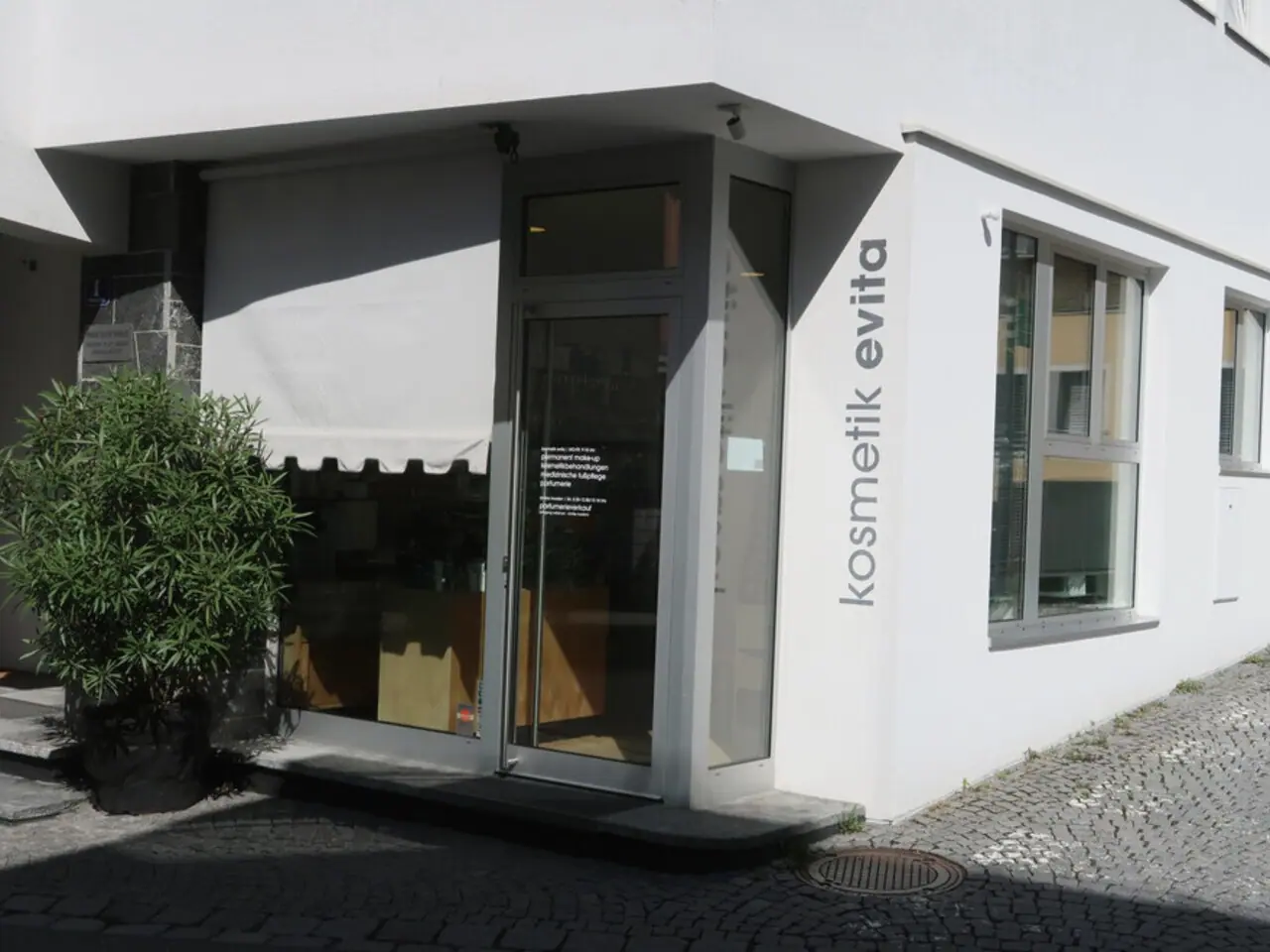 Der Eingang von Kosmetik Evita an der Silbertalerstraße in Schruns